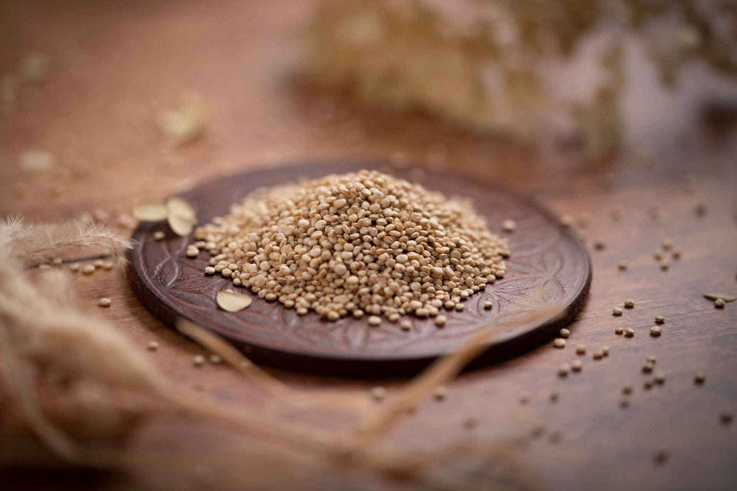 Detailansicht Quinoa aus Indien von nussmart. Dekoriert auf Holztisch
