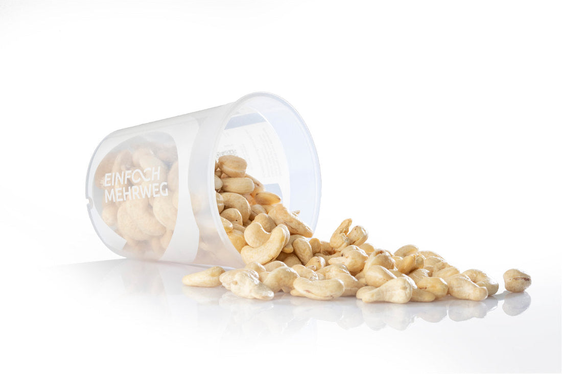 Cashewkerne aus dem Einfach-Mehrweg-Becher von nussmart auf weißem Hintergrund