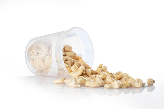 Cashewkerne aus dem Einfach-Mehrweg-Becher von nussmart auf weißem Hintergrund