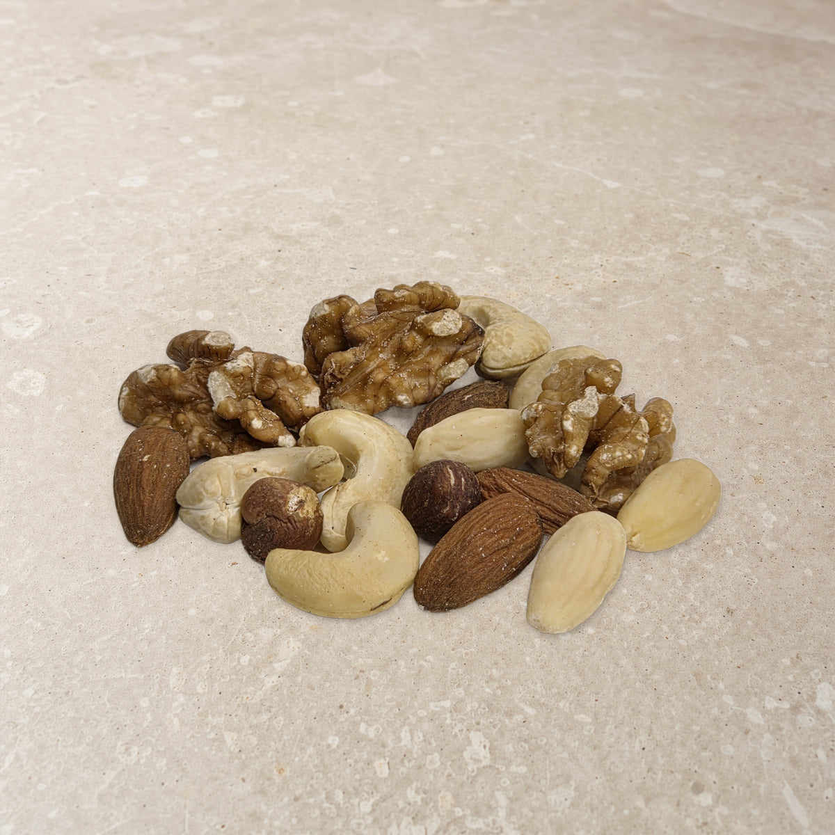nussmart Edelnussmischung aus 5 verschiedene Kerne uf Steinoplatte in beige