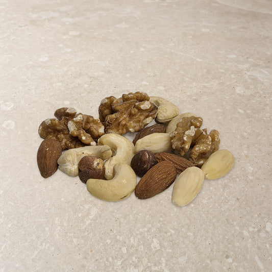 nussmart Edelnussmischung aus 5 verschiedene Kerne uf Steinoplatte in beige