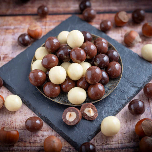 Schokohaselnüsse in verschiedenen Ausführungen. Gemischte Schokovarianten in  Zartbitter