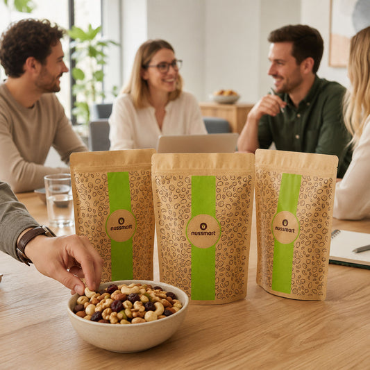 Büro Test Genussmix von nussmart mit drei Nussmischungen und Nussschale in einem modernen Büro-Meeting