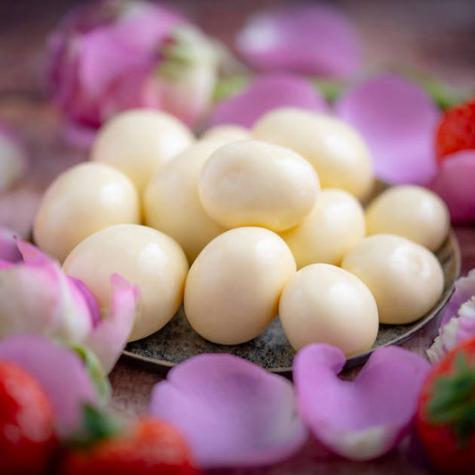 Frontansicht mit Joghurt überzogene gefriergetrocknete Erdbeeren