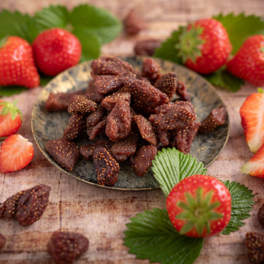 Detailansicht Seite Erdbeeren getrocknet und soft aus Chile von nussmart mit Dekoration auf Holztisch