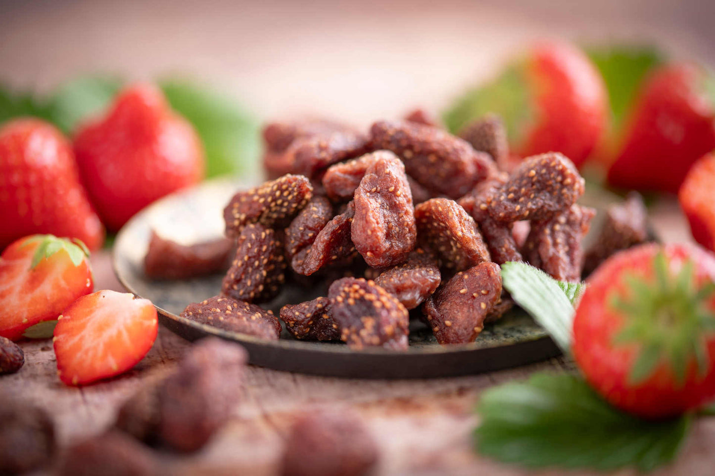 Getrocknete Erdbeeren von nussmart. Seitenansicht Grossformat Szenenbild in Schale auf Holztisch