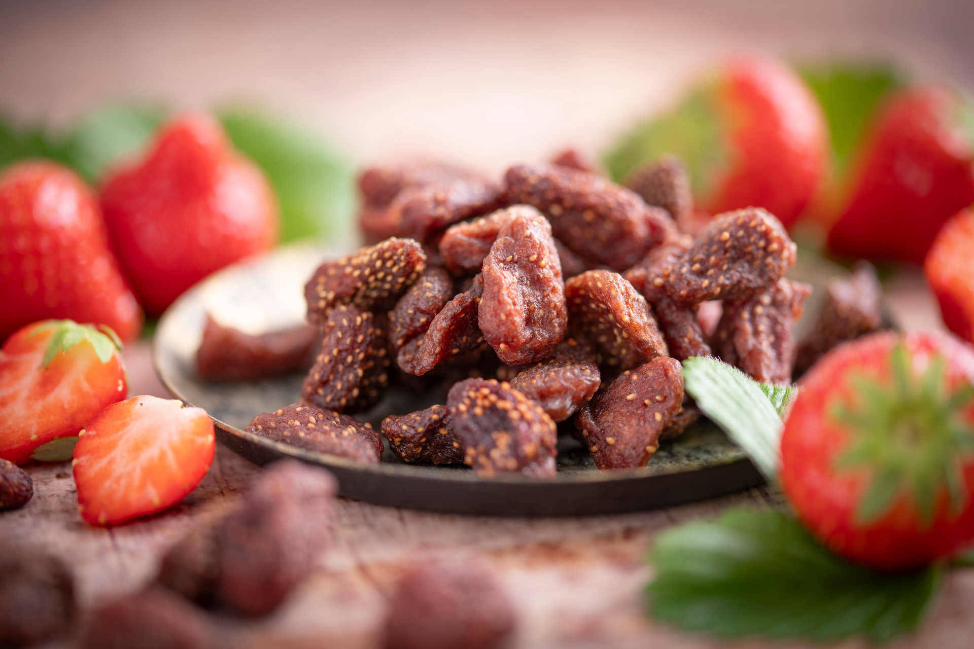 Getrocknete Erdbeeren von nussmart. Seitenansicht Grossformat Szenenbild in Schale auf Holztisch