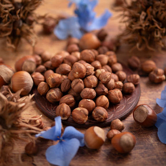 Haselnüsse aus dem Piemont von nussmart Naturell. Ansicht in Schale auf Holztisch