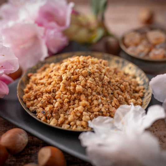 Haselnusskrokant von nussmart. Dekoriert in Schale auf Schieferplatte und mit Blüten drumherum
Dekoration nicht im Leistungsumfang

Fotografie von https://teigler-fotodesign.de/