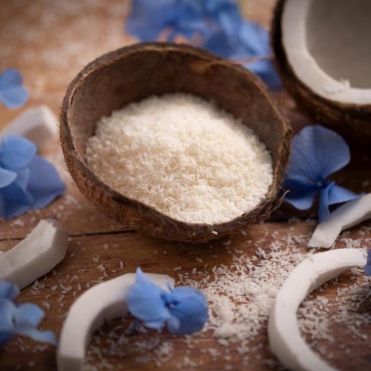 Kokosraspel fein von nussmart. In Kokosnussschale dekoriert