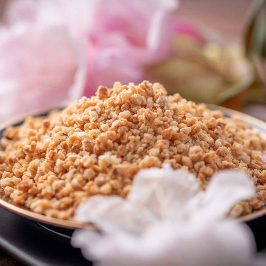 Mandel Krokant in Schale. Dekoriert mit weisser Blume drumherum. Dekoration ist nicht Teil der Leistung.

Fotografiert von https://teigler-fotodesign.de/