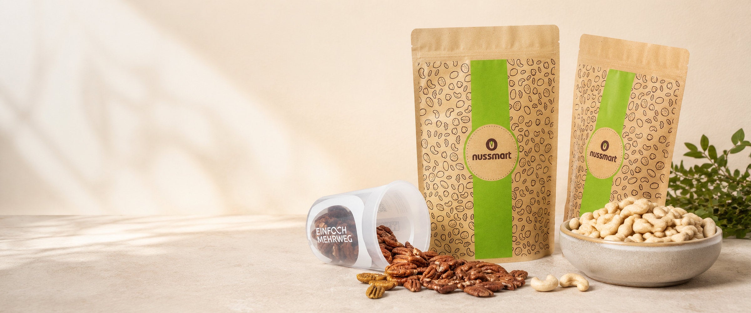 Nussmart Nüsse mit Cashews, Pekannüssen, Kraftpapier-Verpackungen und Mehrwegbecher
