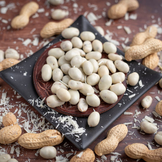 nussmart Schoko Erdnüsse weiss mit Joghurtgeschmack Szenenbild in Schale  und mit Erdnüssen in Schale dekoriert
