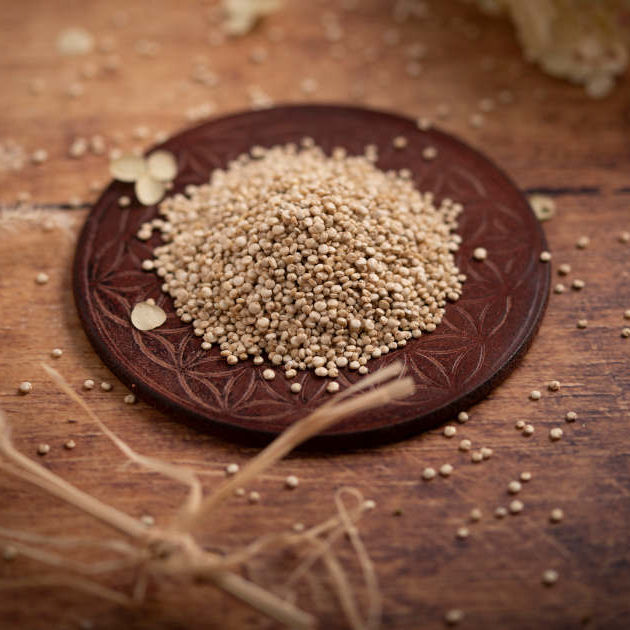 Quinoa aus Indien von nussmart. Ansicht in Schale auf Holztisch