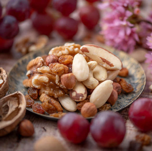 Nusskernmischung mit Rosinen / Sultaninen von nussmart mit diversenNusskernen wie Walnüsse