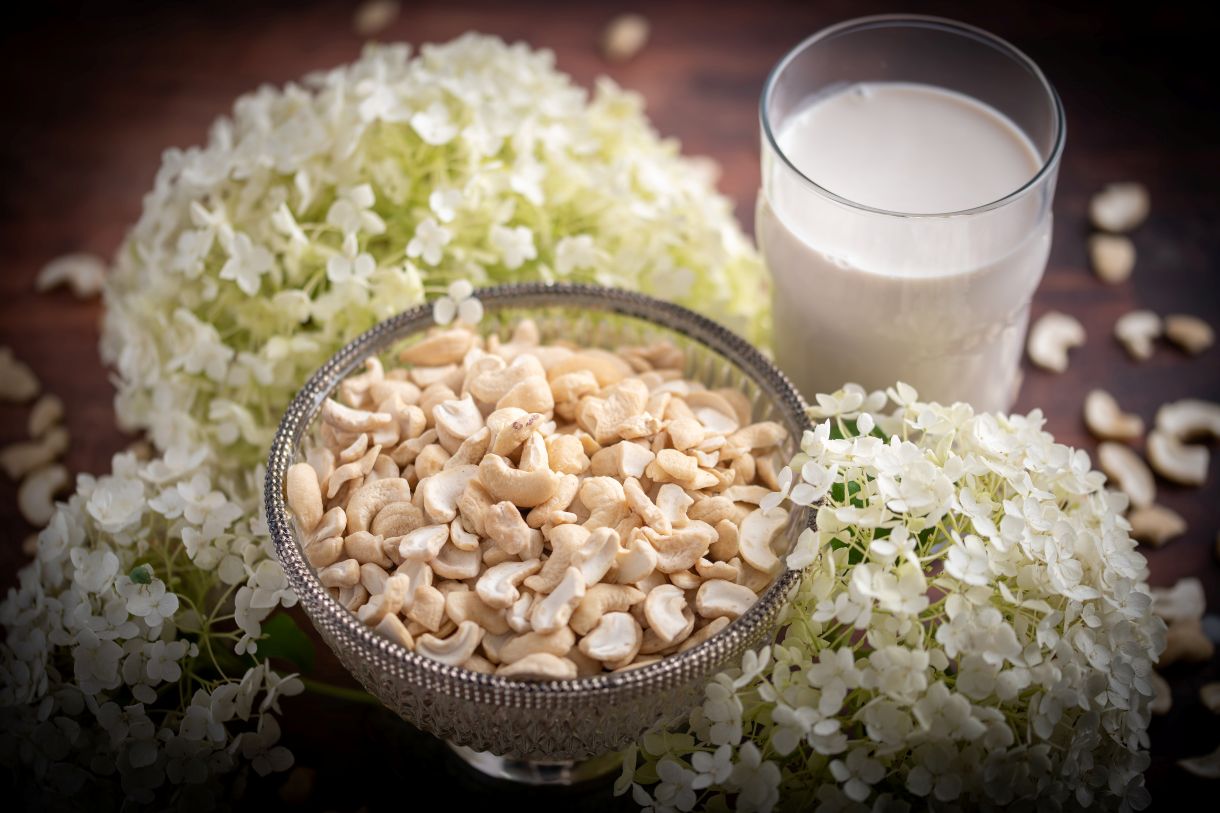 Cashewstücke LWP in Schale und mit Blumendeko drumherum. Deko nicht Bestandteil des Produktes
