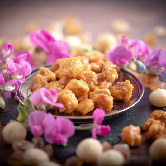 Gebrannte Macadamia von nussmart. Szenebild mit Deko drumherum