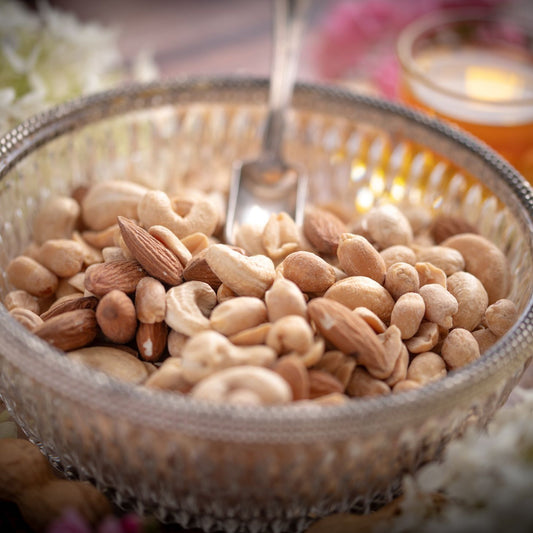 Roast mix. Geröstete Nusskerne ohne Salz. Dekoriert in Glasschale. Deko nicht im Produkt enthalten