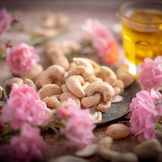 Cashewkerne mit Deko drumherum in Schale